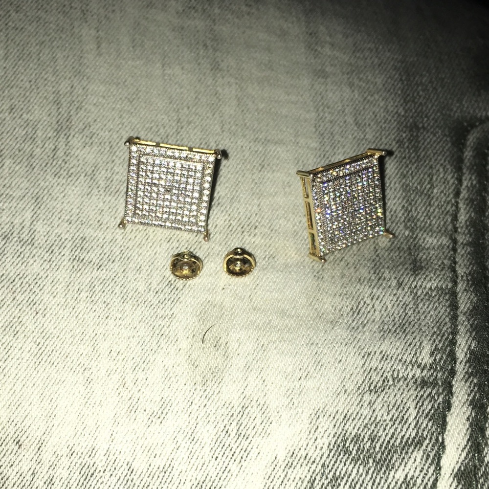 1 pair of screw back earrings